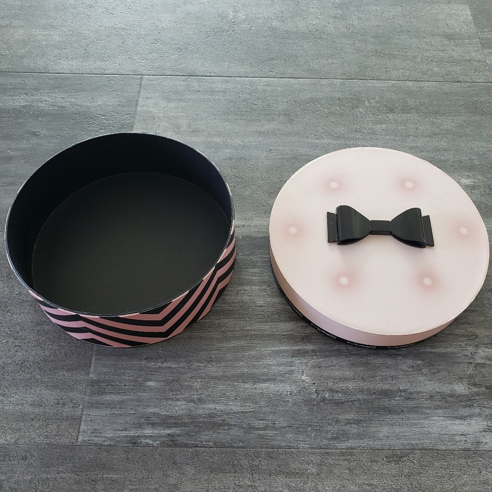 Pink Black Ribbon Detailed MAC Gift Box - Picture 2 of 3